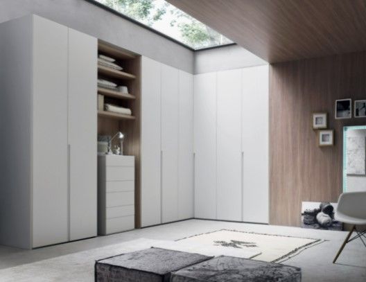 Un soggiorno con mobili bianchi e un lucernario