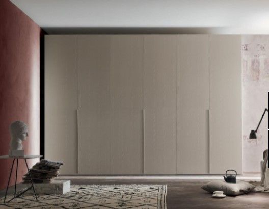 Un soggiorno con un grande armadio e una sedia