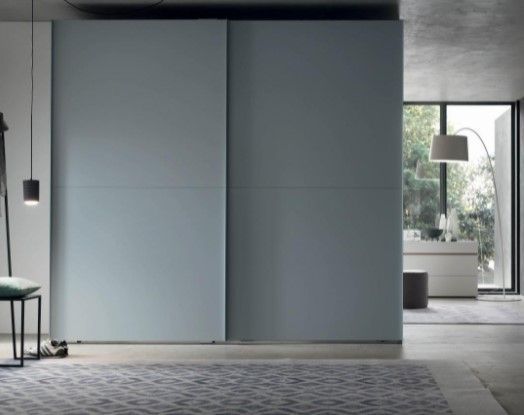 Una stanza con una porta scorrevole e un tappeto