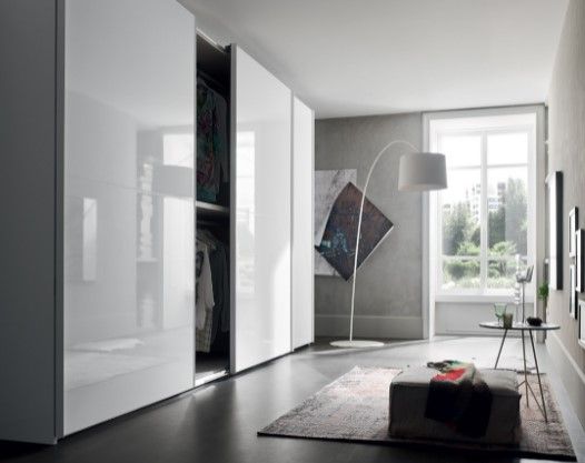 Un soggiorno con porte scorrevoli bianche e una lampada