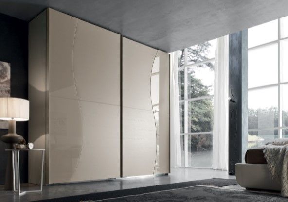 Una camera da letto con un grande armadio e una grande finestra