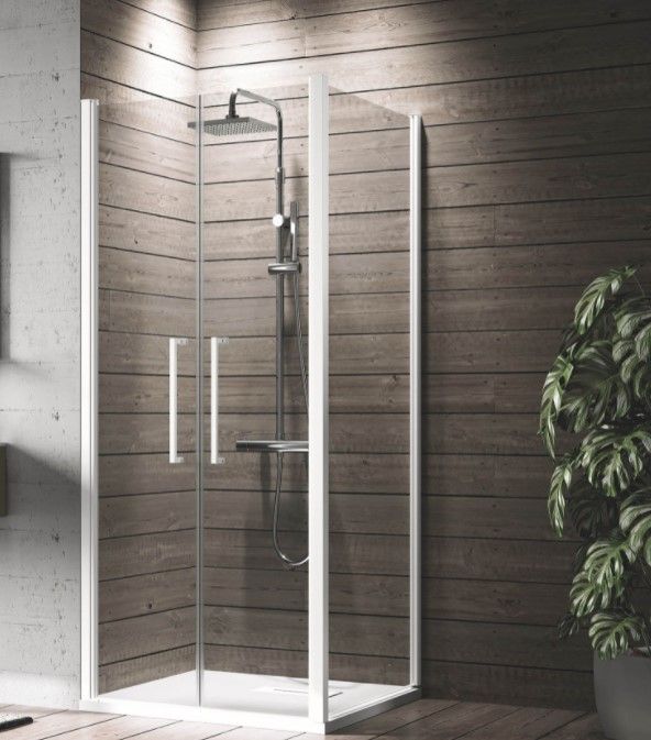 Una cabina doccia con una porta in vetro e un soffione in un bagno.