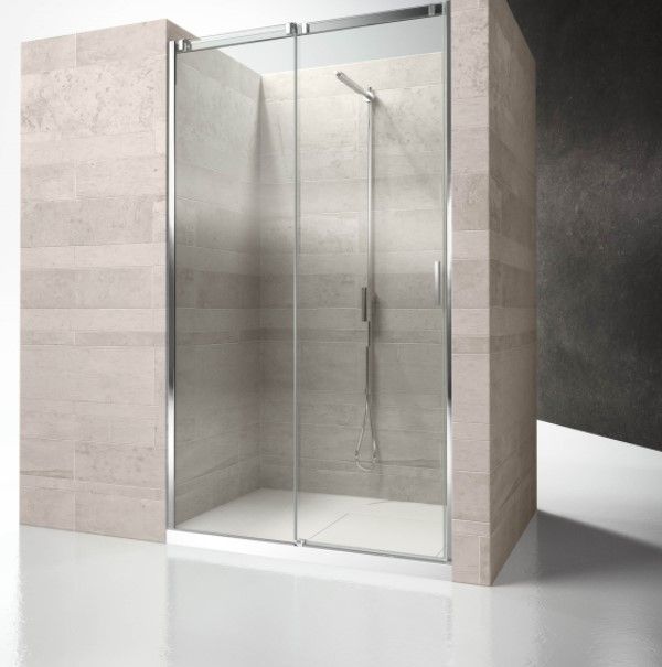 Un bagno con una porta doccia scorrevole in vetro