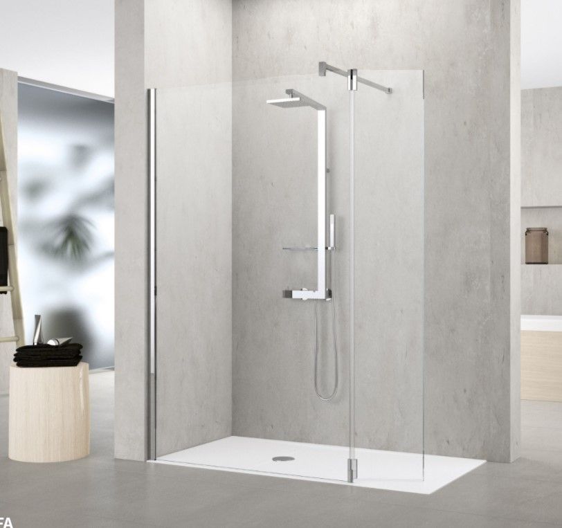 Un bagno con cabina doccia e lavandino