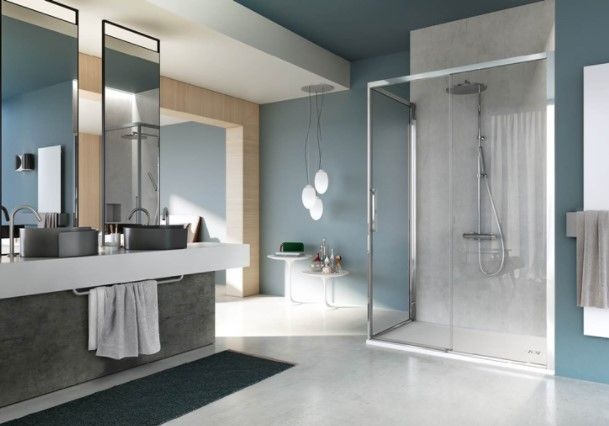 Un bagno con cabina doccia e due lavandini