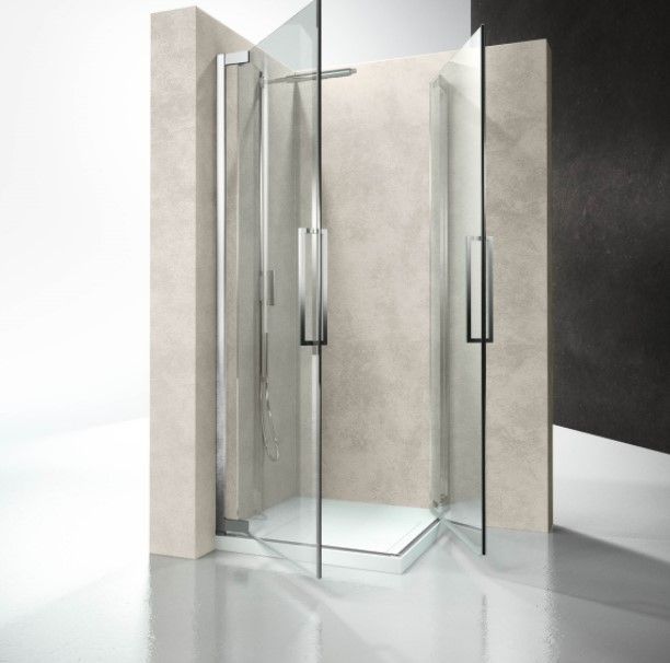 Una cabina doccia con una parete nera dietro