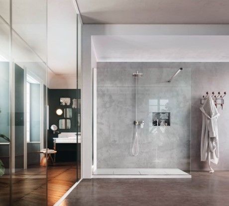 Un bagno con cabina doccia e lavandino.