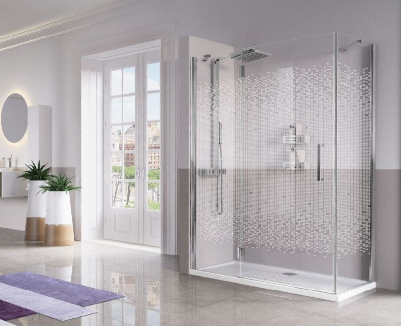 Un bagno con cabina doccia e finestra