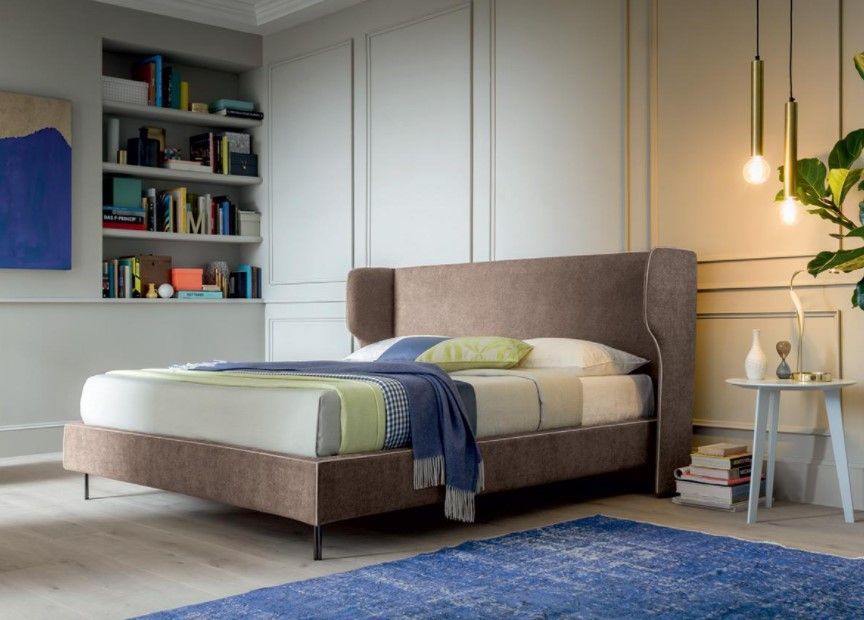 Una camera da letto con un letto grande e un tappeto blu