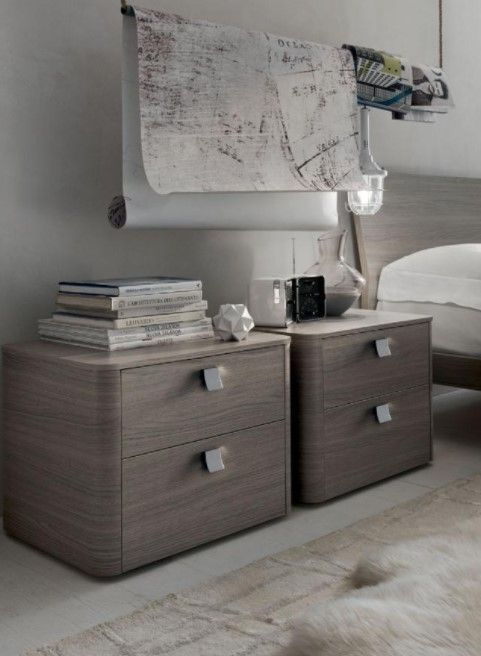 Una camera da letto con due comodini e un letto