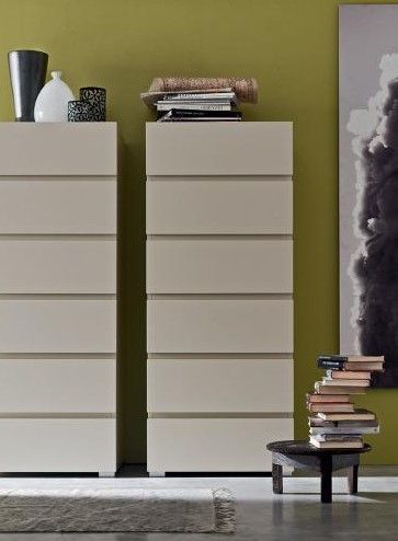 Una stanza con due cassettiere e un quadro sul muro