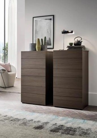 Due cassettiere sono posizionate una accanto all'altra in un soggiorno.