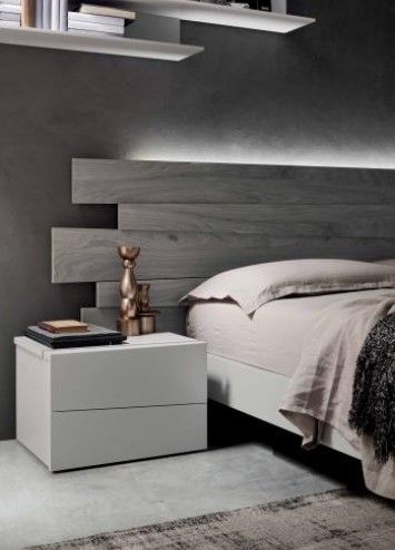 Una camera da letto con un letto e un comodino