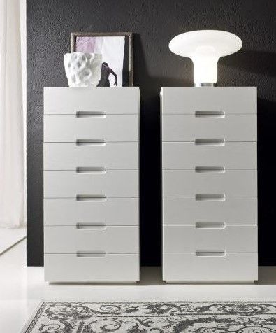 Due cassettiere bianche sono posizionate una accanto all'altra in una stanza.