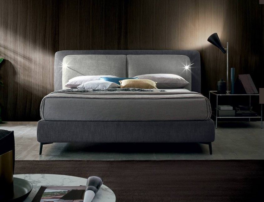 Una camera da letto con un letto grande e una lampada