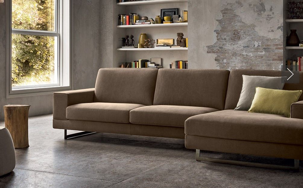 Un soggiorno con un divano e una finestra