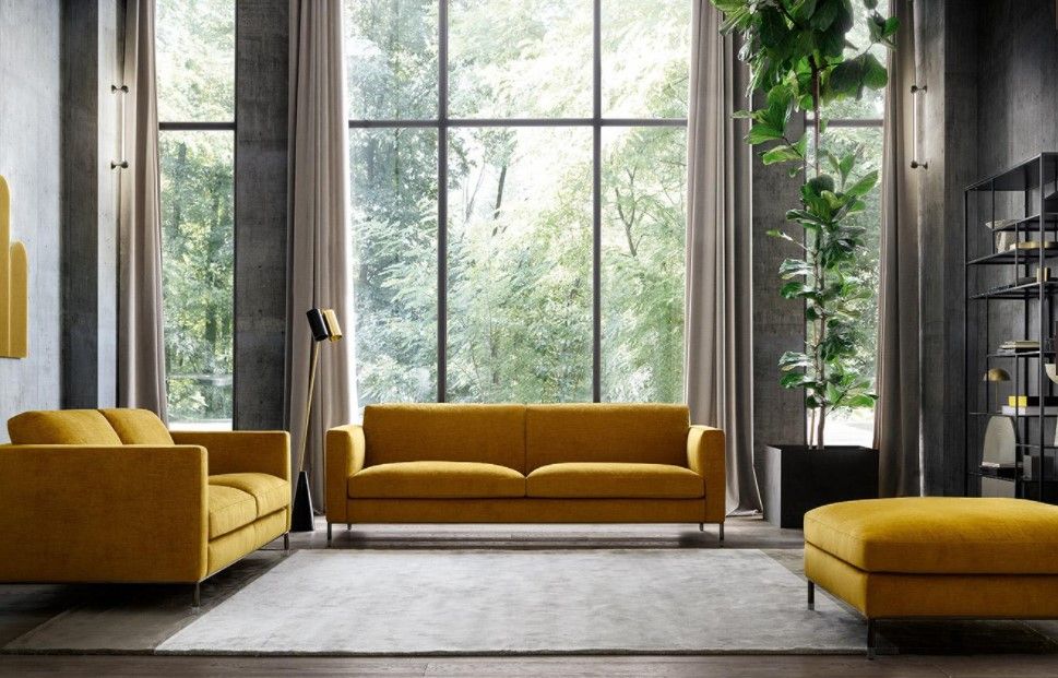 Un soggiorno con mobili gialli e una grande finestra.