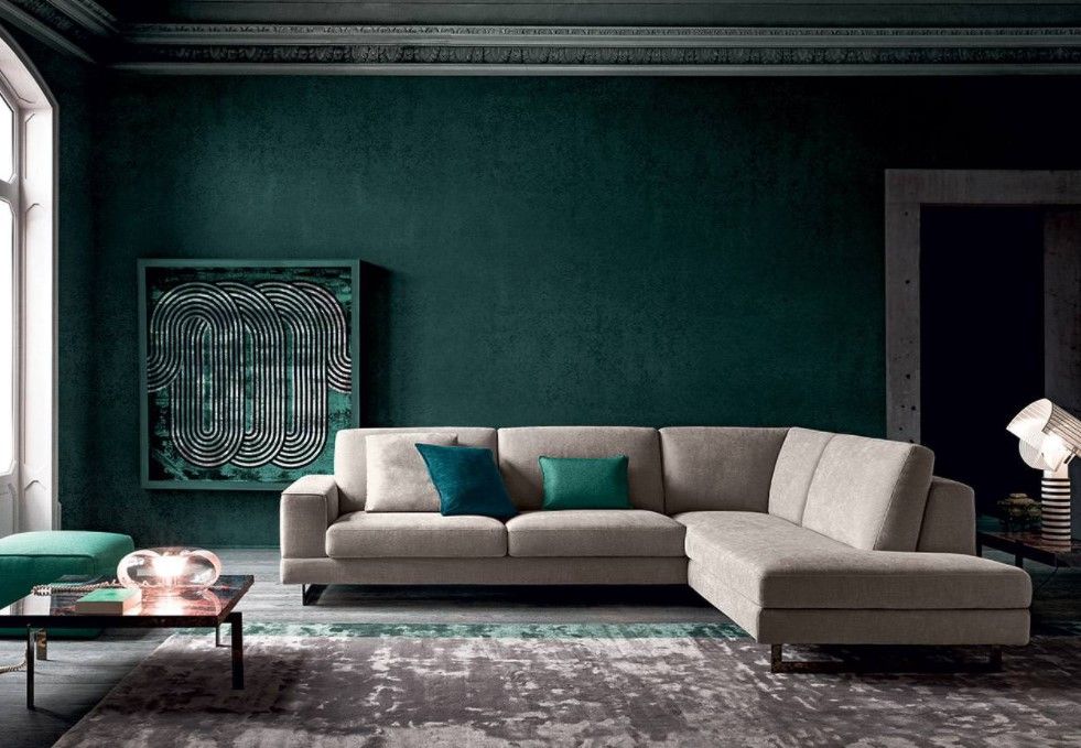 Un soggiorno con un divano e un tavolino da caffè