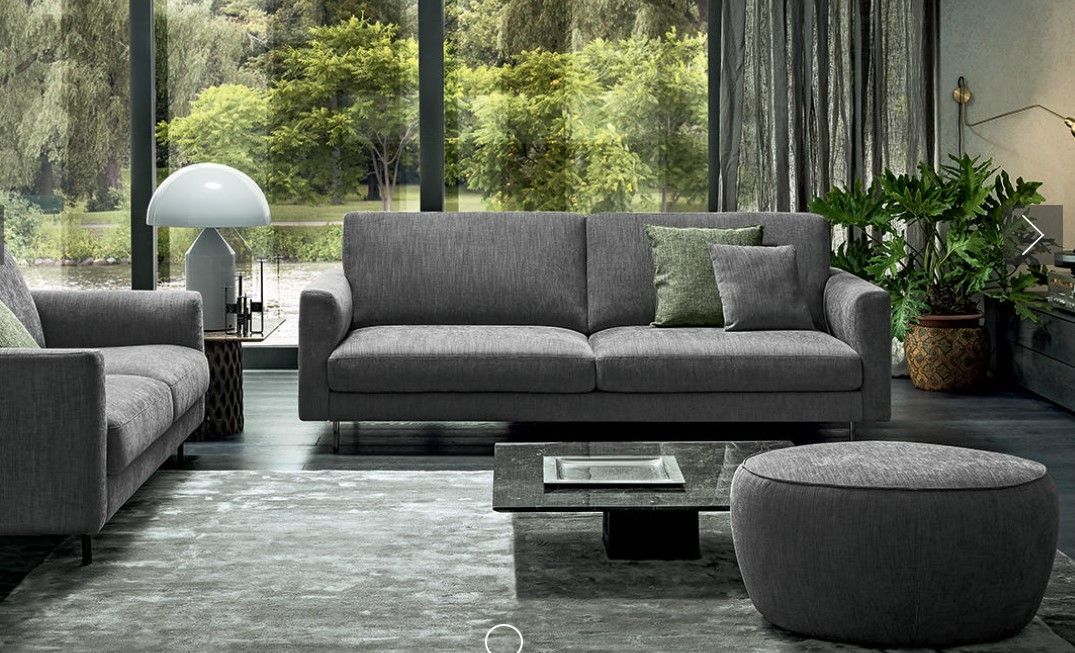 Un soggiorno pieno di mobili e una grande finestra.