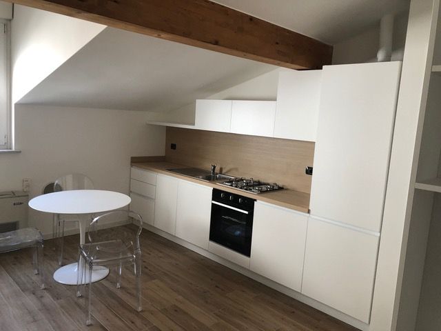 Una cucina con tavolo e sedie