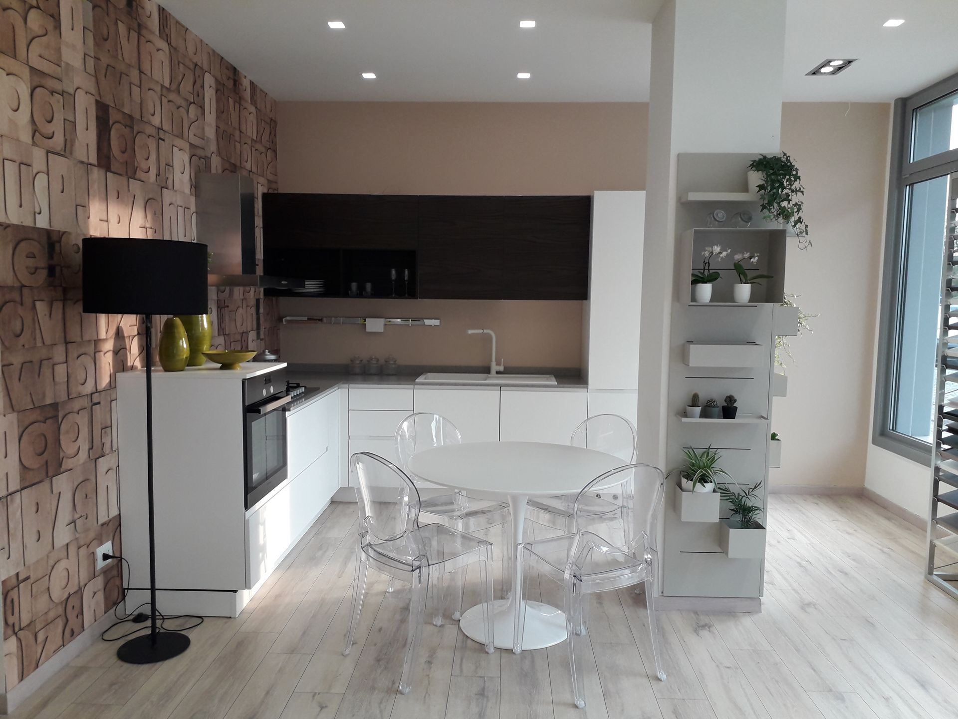 Una cucina con tavolo, sedie e lampada