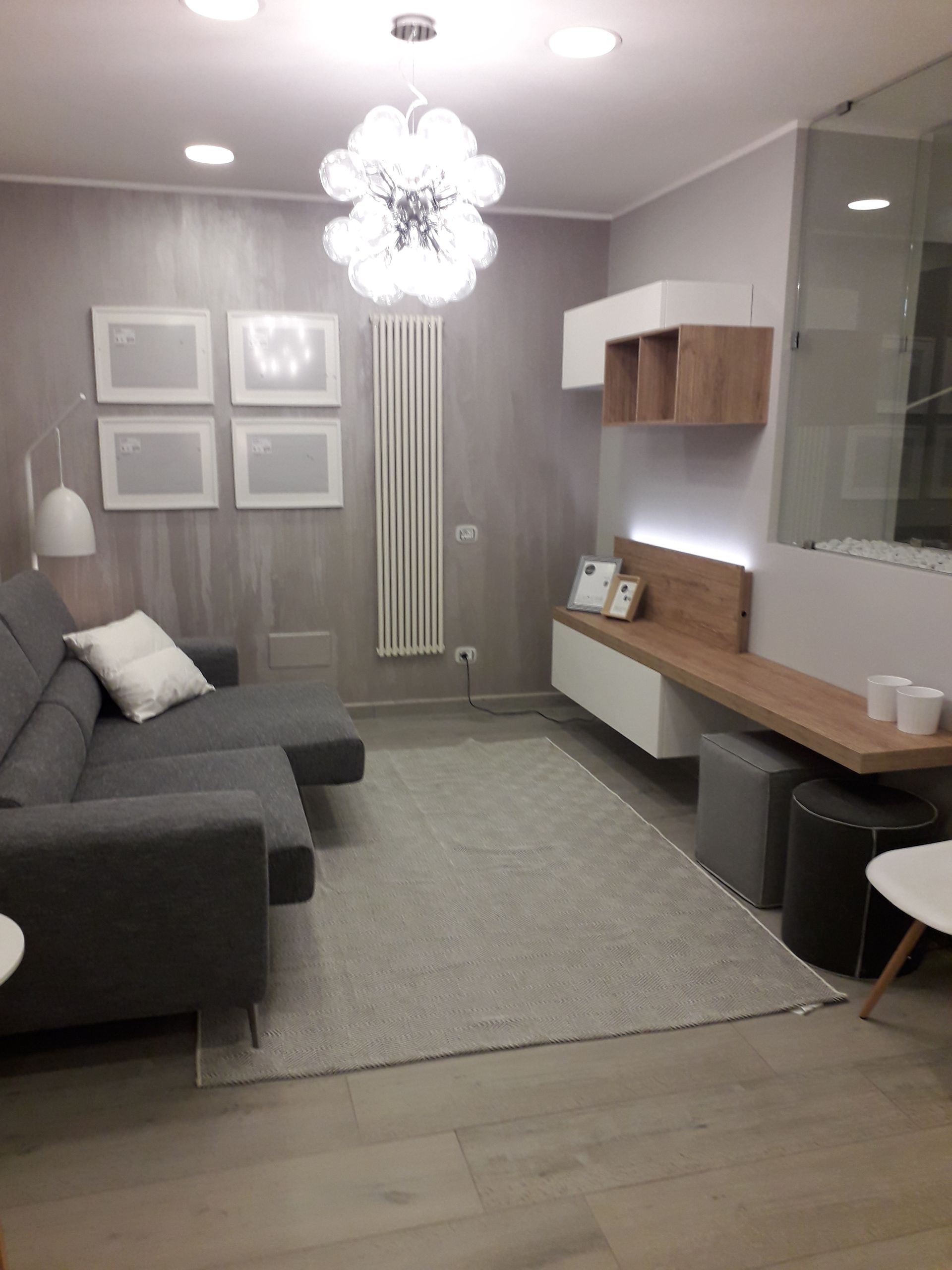 Un soggiorno con un divano e un tappeto