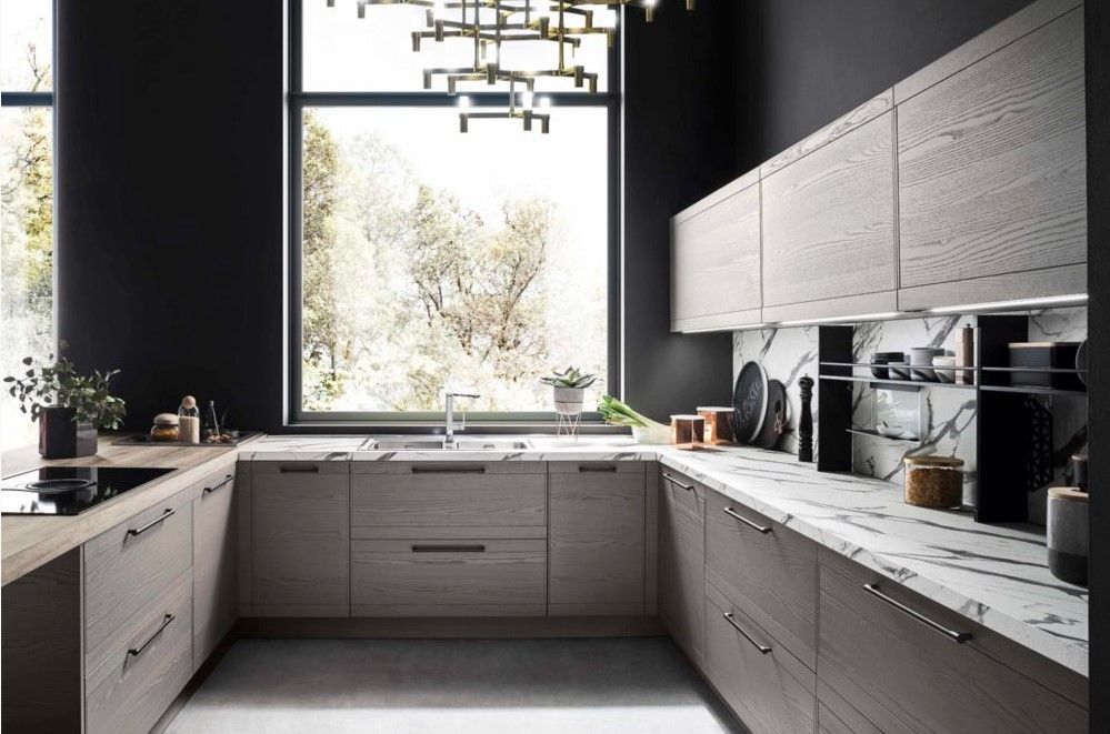 Una cucina con una grande finestra e un lavandino