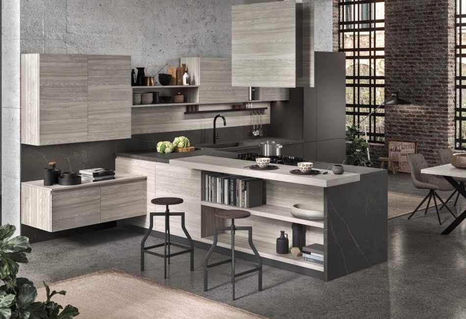 Una cucina con una grande isola al centro della stanza.