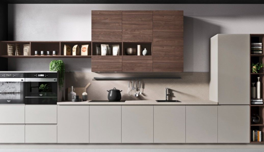 Una cucina con molti mobili ed elettrodomestici