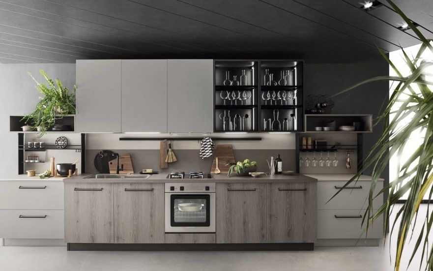 Una cucina con molti mobili e un forno con fornelli.