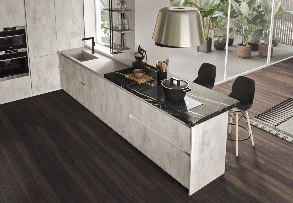 Una cucina con una grande isola al centro