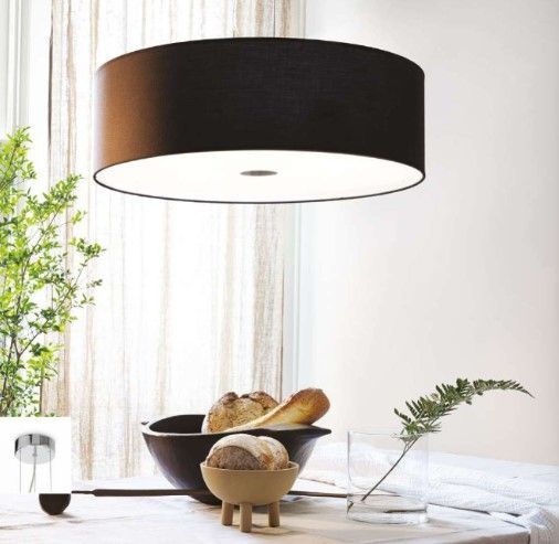 Una ciotola di pane è appoggiata su un tavolo accanto a una lampada