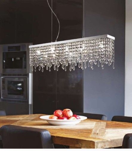 Un tavolo da pranzo con una ciotola di mele sopra