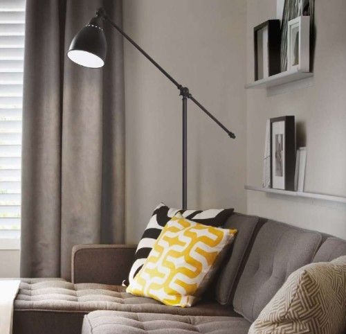 Un soggiorno con un divano e una lampada