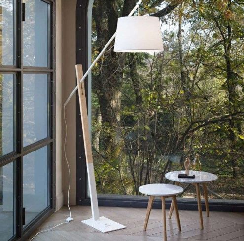 Una lampada è posizionata davanti a una finestra con alberi sullo sfondo