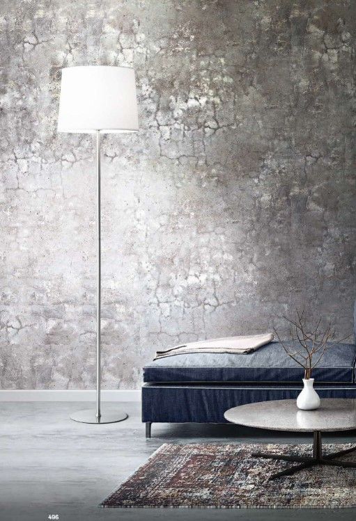 Un soggiorno con divano, tavolo e lampada.