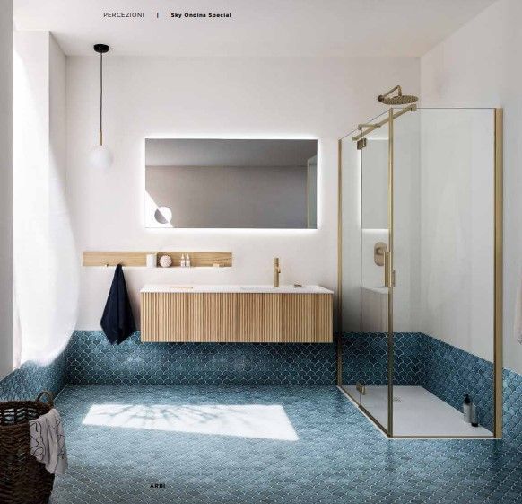 Un bagno con lavandino, specchio e cabina doccia