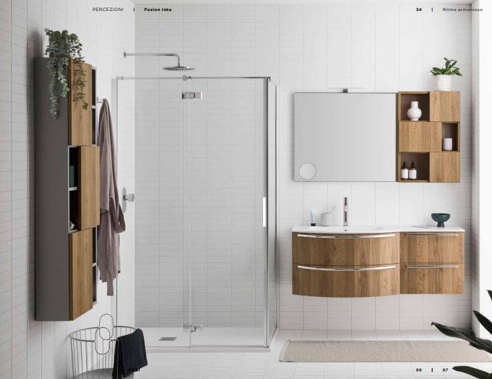 Un bagno con lavandino, specchio e cabina doccia