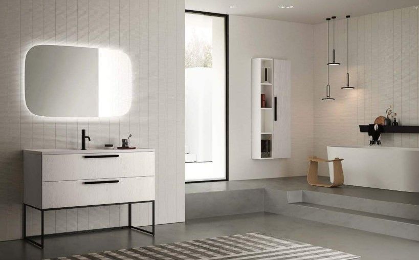 Un bagno con lavandino, specchio e vasca.