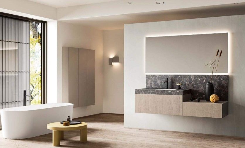 Un bagno con vasca, lavandino, specchio e tavolo.