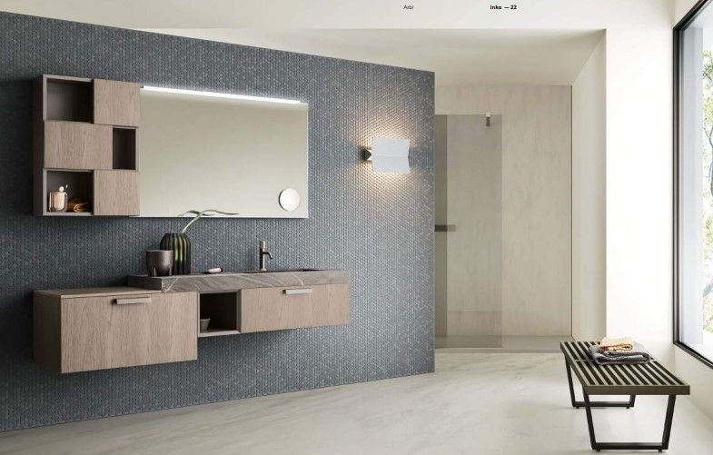 Un bagno con lavandino, specchio, armadietti e tavolino da caffè.