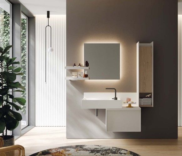 Un bagno con lavandino, specchio e armadietti.