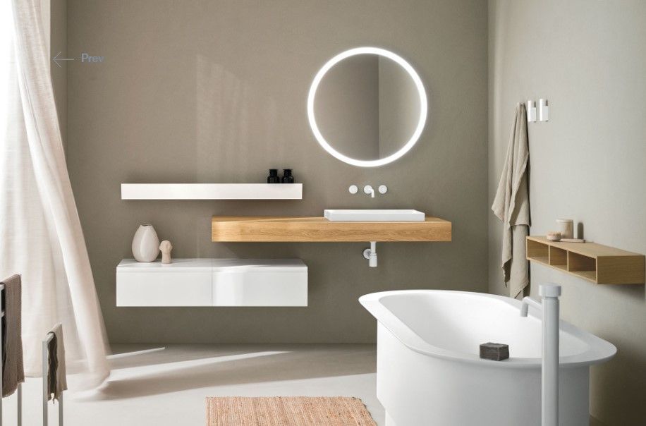 Un bagno con vasca, lavandino e specchio