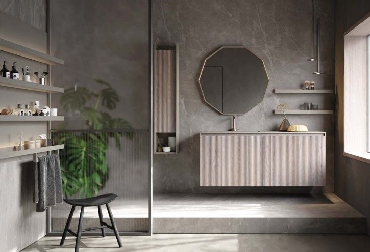 Un bagno con lavandino, specchio, mensole e uno sgabello.