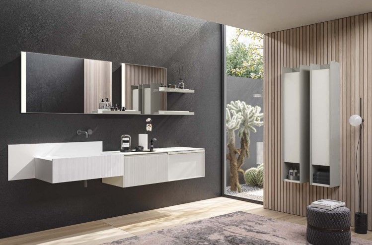 Un bagno con un grande lavandino e un grande specchio