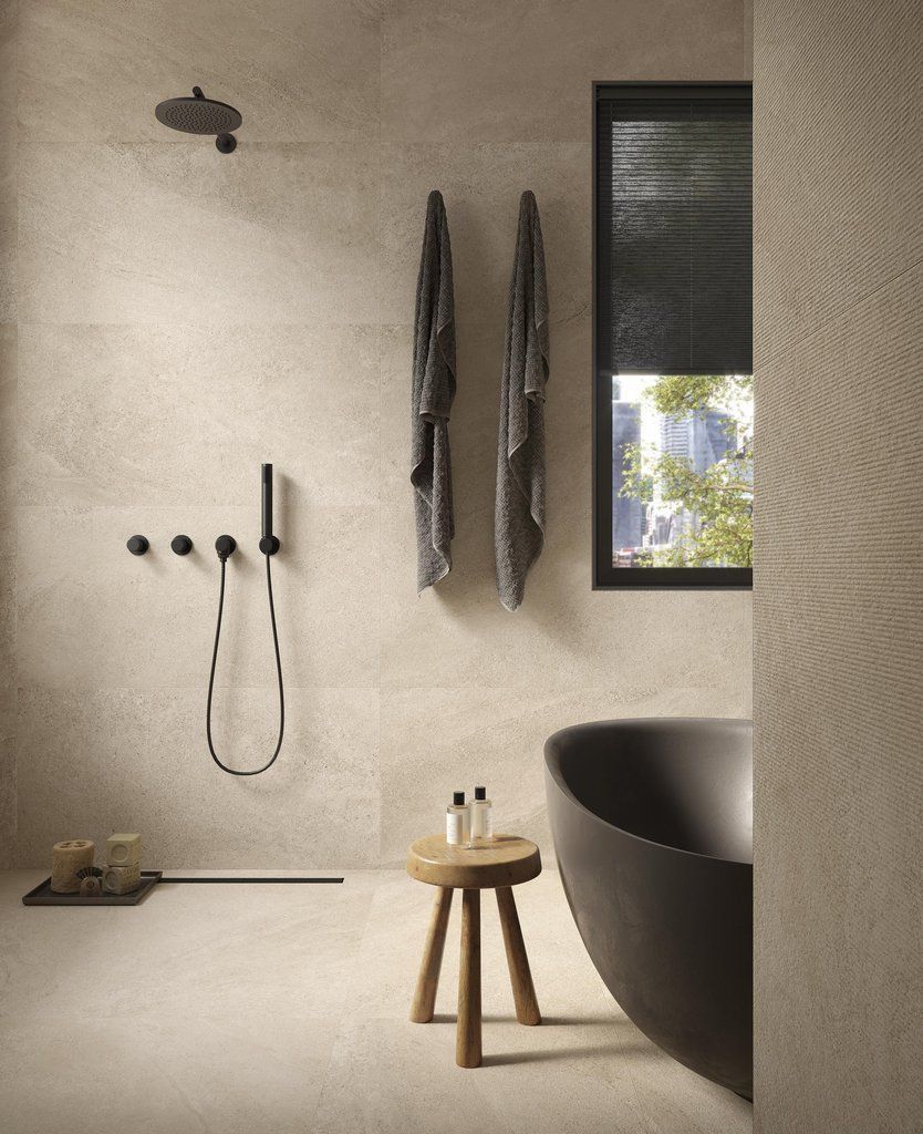 Un bagno con vasca, doccia e finestra.