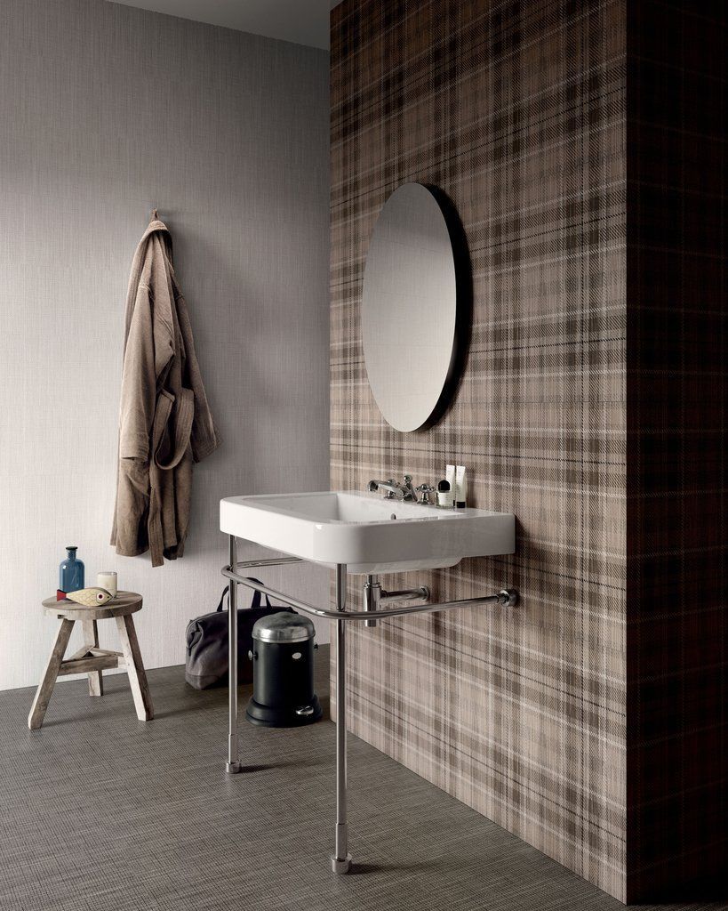 Un bagno con un lavandino e uno specchio sul muro.