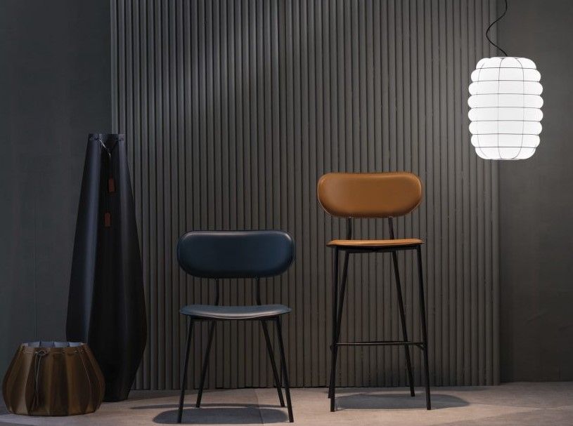 Due sedie sono posizionate una accanto all'altra in una stanza buia