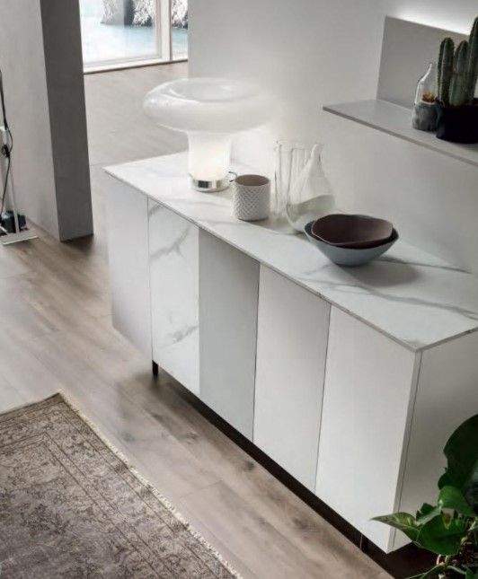 Un mobile bianco con una ciotola sopra