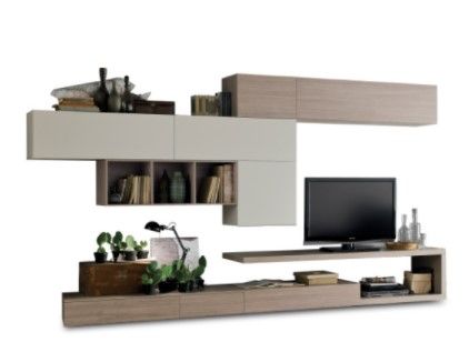 Un centro di intrattenimento montato a parete con TV e librerie